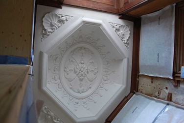 <p>Het stucplafond in het kabinet is rijk gedecoreerd in Lodewijk XIV-stijl en is voorzien van een opschrift met het jaartal 1717. </p>
